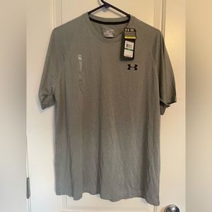 NWT Men’s UA Heat Gear Loose shirt - L